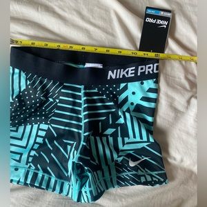 Women’s Nike pro, brand new